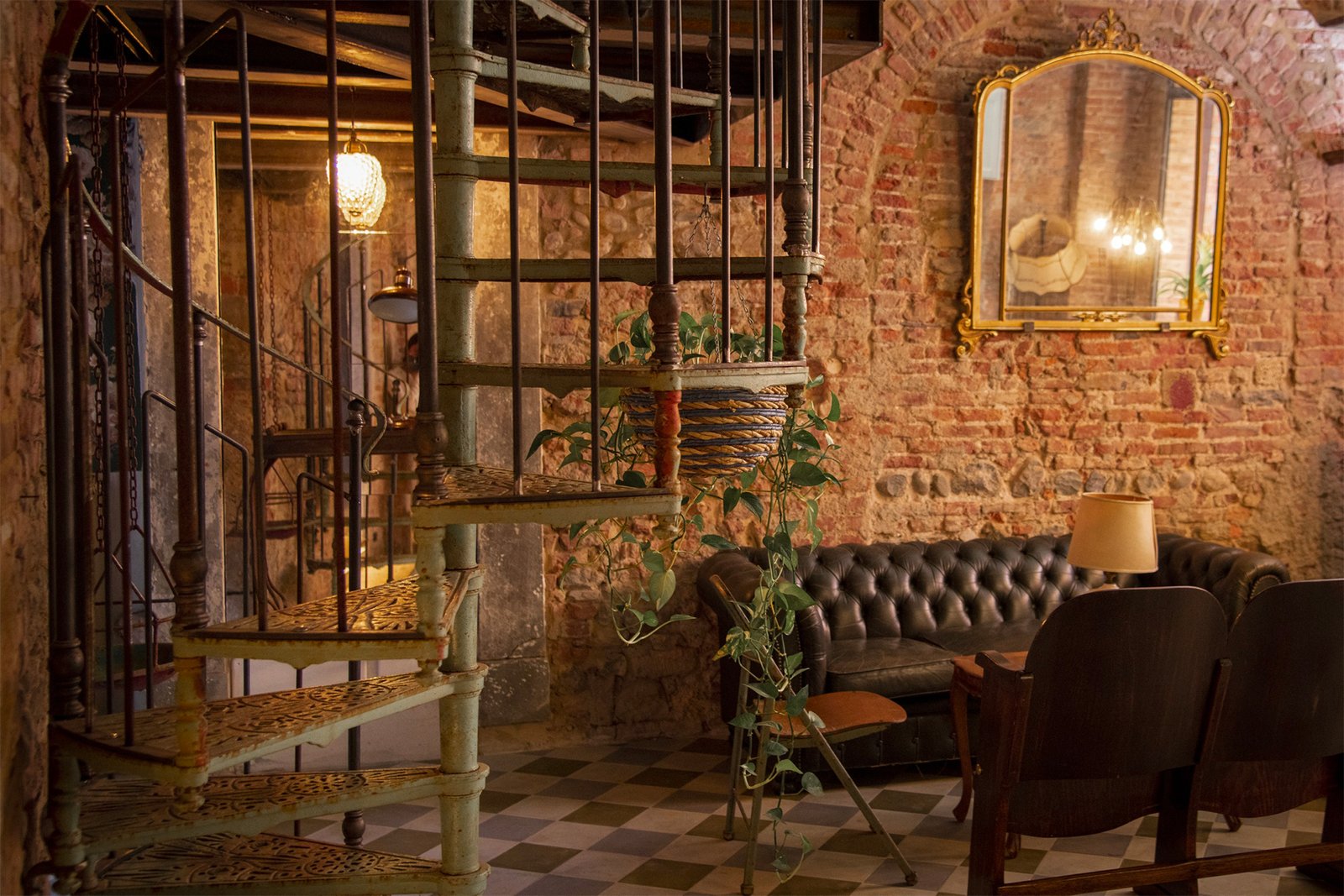 Interni della scala del cocktail bar Magellano a Lucca