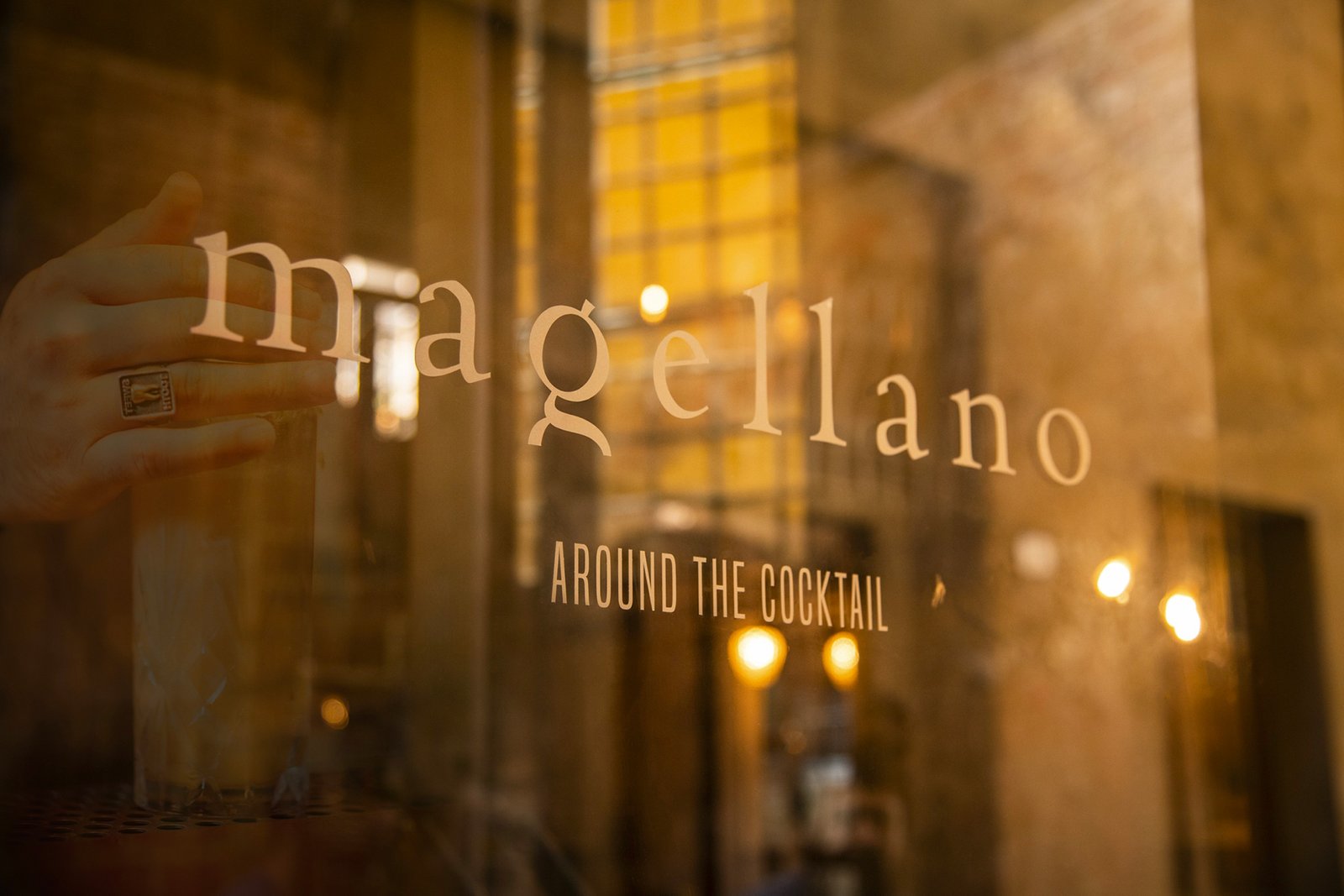 Logo Vetrofania del cocktail bar Magellano a Lucca